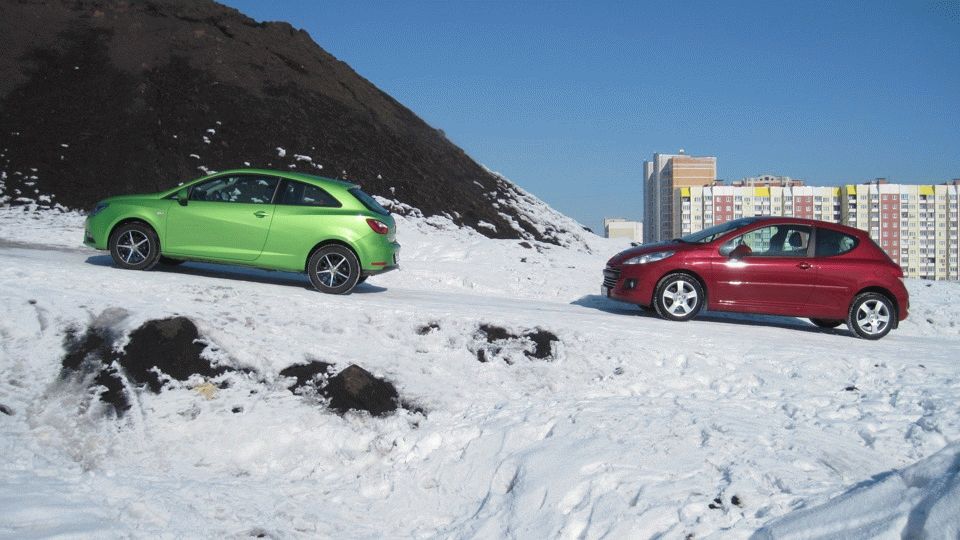 красный и зеленый автомобиль