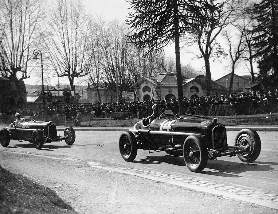 Нуволари управляет Альфа Ромео P3 в гонке Гран-при По, 1935 г.